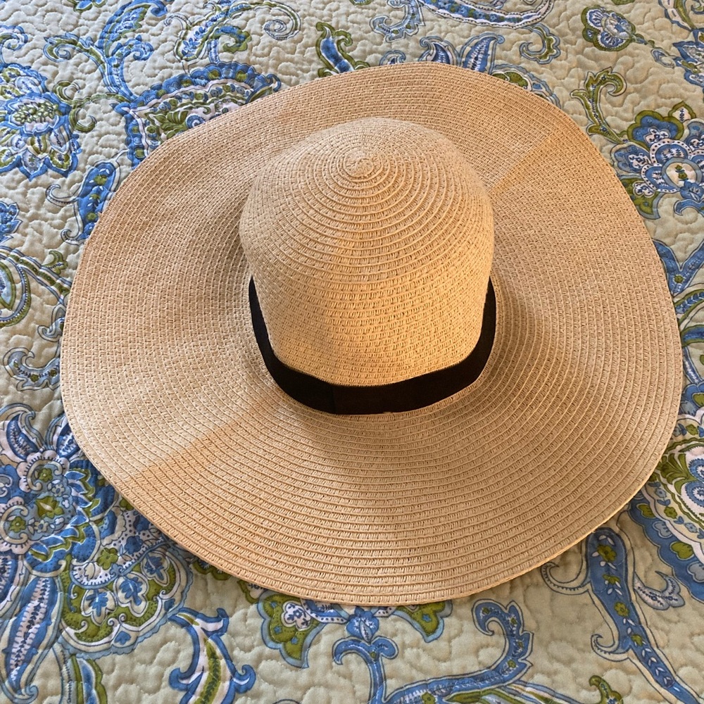 Women’s straw beach sun hat with black ribbon band.